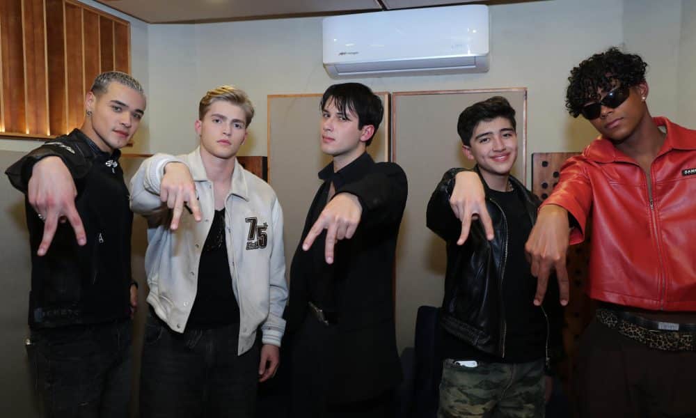 Los integrantes del grupo Santos Bravos posan durante una entrevista con EFE este sábado, en Ciudad de México (México). EFE/Mario Guzmán