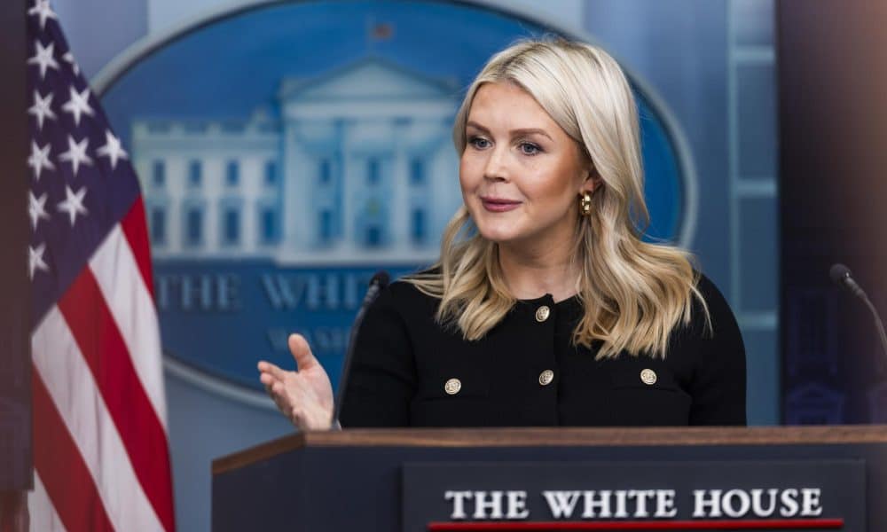 La secretaria de prensa de la Casa Blanca, Karoline Leavitt, habla con los periodistas en la sala de briefings de la Casa Blanca en Washington, DC, EE. UU.. EFE/Jim Lo Scalzo