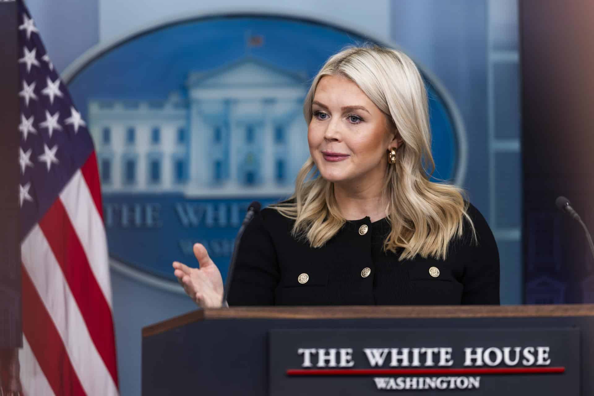 La secretaria de prensa de la Casa Blanca, Karoline Leavitt, habla con los periodistas en la sala de briefings de la Casa Blanca en Washington, DC, EE. UU.. EFE/Jim Lo Scalzo