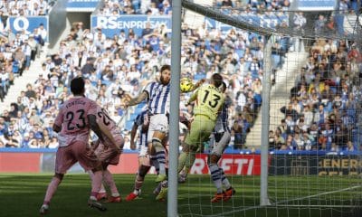 El defensa de la Real Sociedad Duje Ćaleta-Car (c) marca el segundo gol del equipo durante el partido de liga que enfrentó a la Real Sociedd y el Real Oviedo en el estadio Anoeta, este sábado. EFE/Juan Herrero
