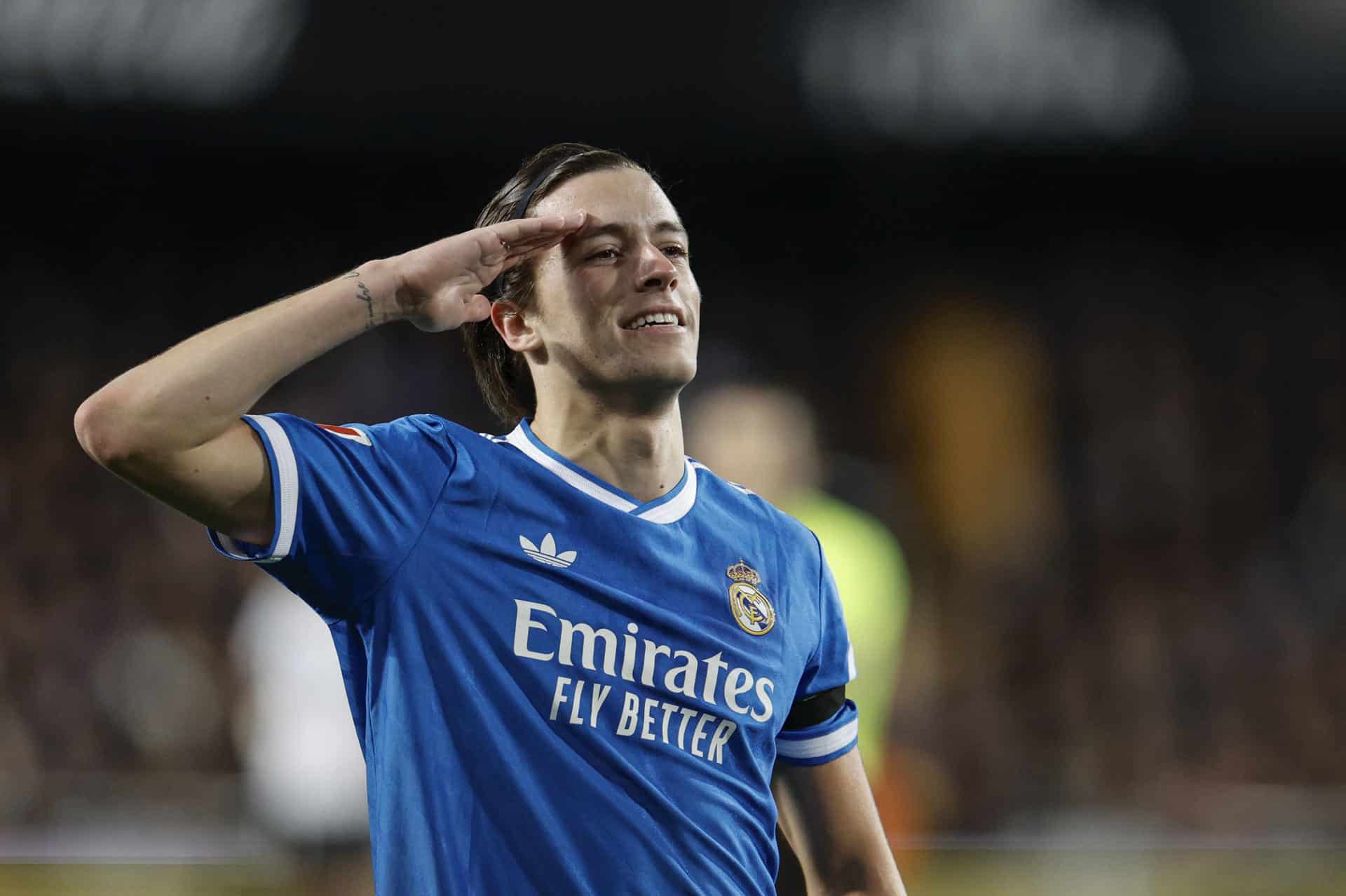 El defensa del Real Madrid Álvaro Carreras celebra tras marcar ante el Valencia, durante el partido de LaLiga de fútbol que Valencia CF y Real Madrid disputaron en el estadio de Mestalla. EFE/Kai Forsterling