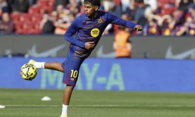 El delantero del Barcelona Lamine Yamal calienta previo al partido de la jornada 25 de LaLiga EA Sports que FC Barcelona y el Levante UD disputan este domingo, en el Spotify Camp Nou de Barcelona. EFE/ Alberto Estévez