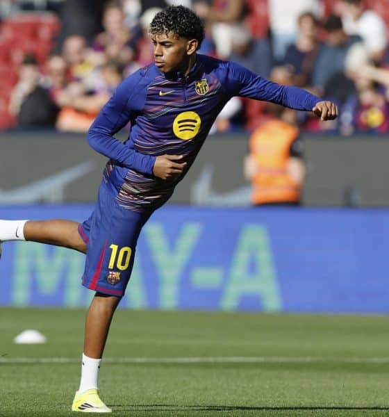 El delantero del Barcelona Lamine Yamal calienta previo al partido de la jornada 25 de LaLiga EA Sports que FC Barcelona y el Levante UD disputan este domingo, en el Spotify Camp Nou de Barcelona. EFE/ Alberto Estévez