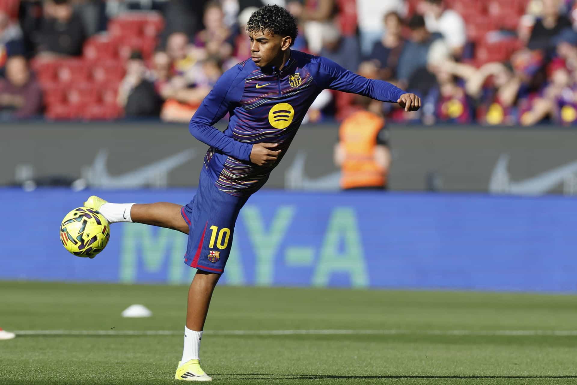 El delantero del Barcelona Lamine Yamal calienta previo al partido de la jornada 25 de LaLiga EA Sports que FC Barcelona y el Levante UD disputan este domingo, en el Spotify Camp Nou de Barcelona. EFE/ Alberto Estévez
