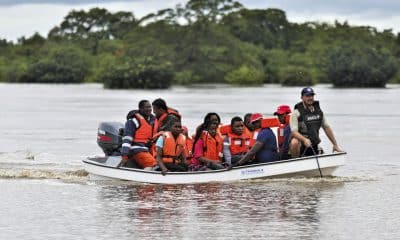 Imagen de archivo de enero pasado de personas evacuadas por las inundaciones en Mozambique. EFE/EPA/LUISA NHANTUMBO