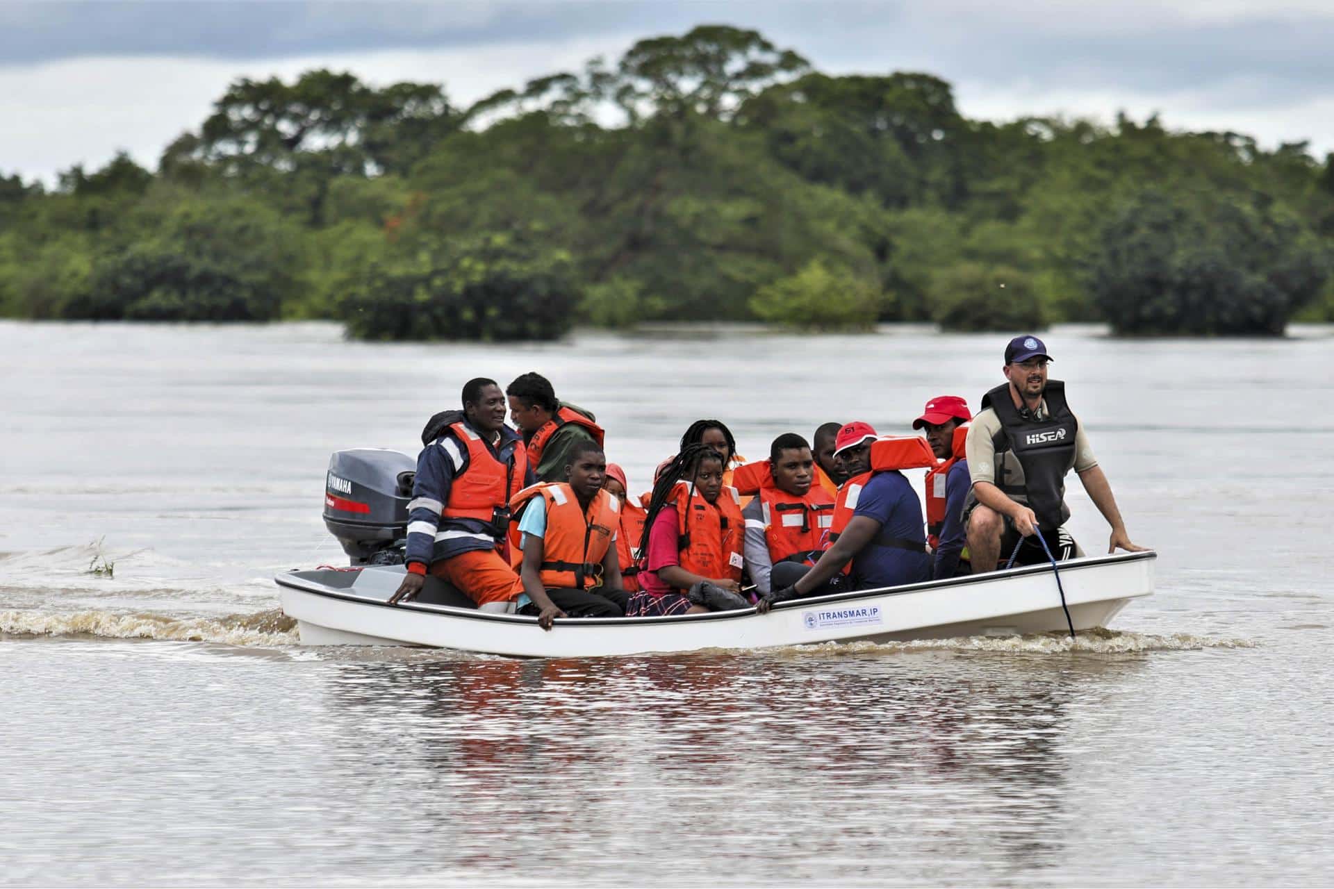 Imagen de archivo de enero pasado de personas evacuadas por las inundaciones en Mozambique. EFE/EPA/LUISA NHANTUMBO