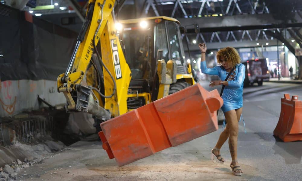 Karolina, conocida como 'La Morena de Fuego', protesta frente trabajadores de la construcción por su zona de trabajo este miércoles, en una de las principales avenidas de la Ciudad de México (México). EFE/ Sáshenka Gutiérrez