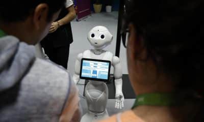 Unos visitantes hablan con el robot 'Pepper' en una imagen de archivo de una feria. EFE/EPA/SEBASTIEN NOGIER