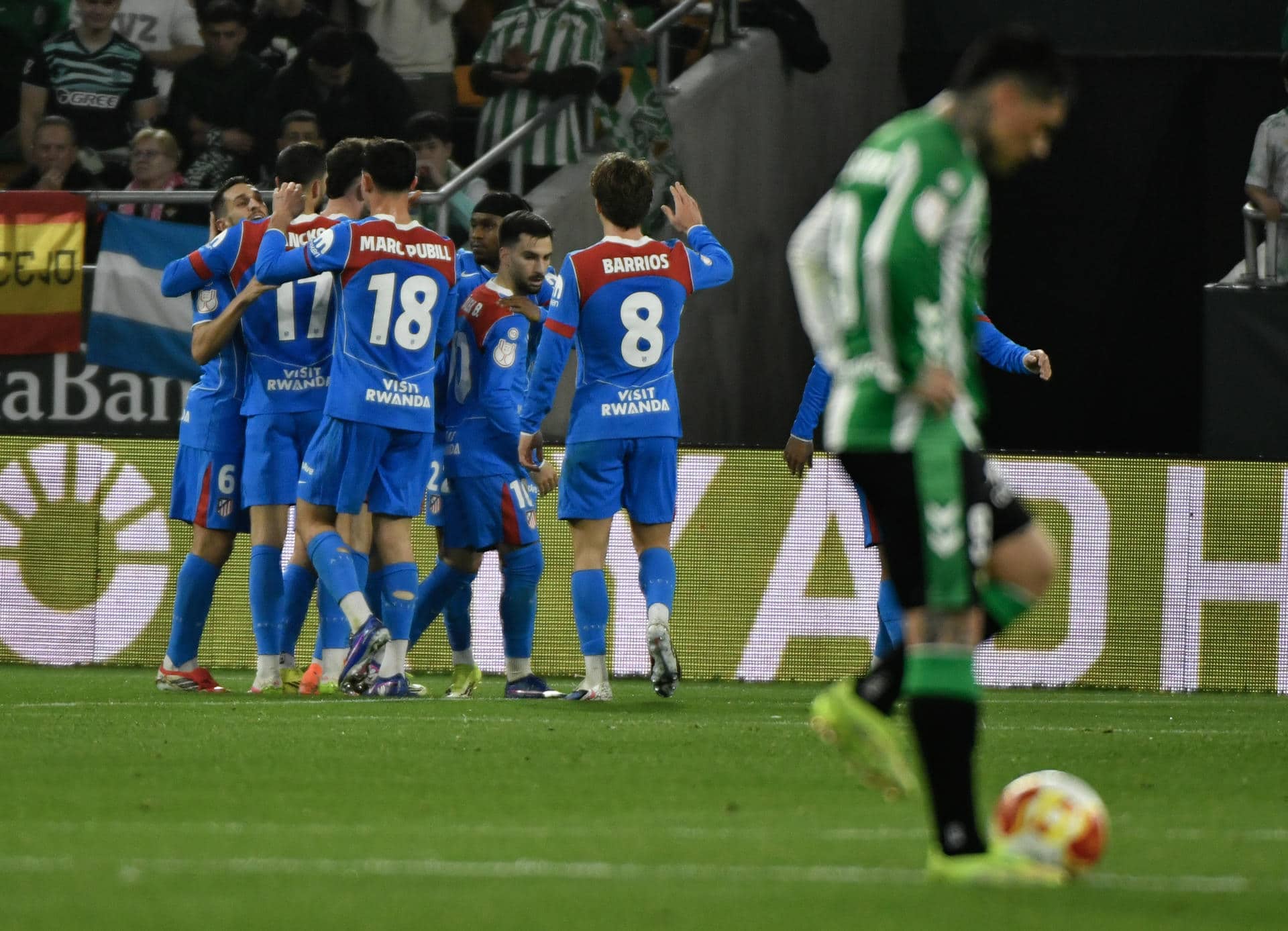 Los jugadores del Atlético de Madrid celebran el 0-2 de Giuliano Simeone. EFE/ Raul Caro