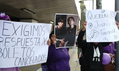 Seguidora del grupo de k-pop BTS  muestran carteles con imágenes de la banda y gritan consignas este viernes, durante una marcha en Ciudad de México (México). EFE/Mario Guzmán