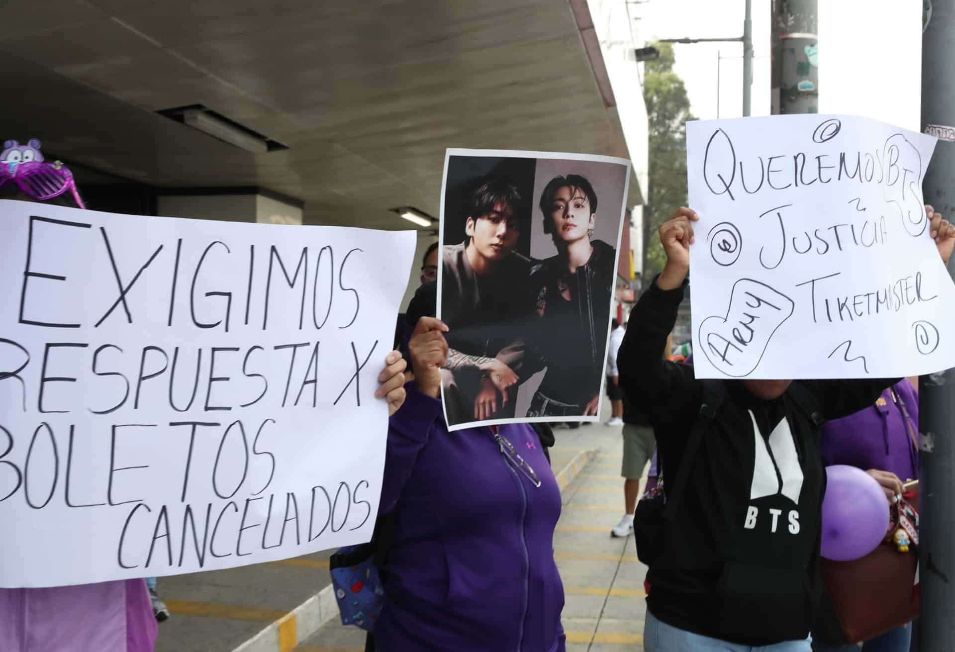 Seguidora del grupo de k-pop BTS  muestran carteles con imágenes de la banda y gritan consignas este viernes, durante una marcha en Ciudad de México (México). EFE/Mario Guzmán
