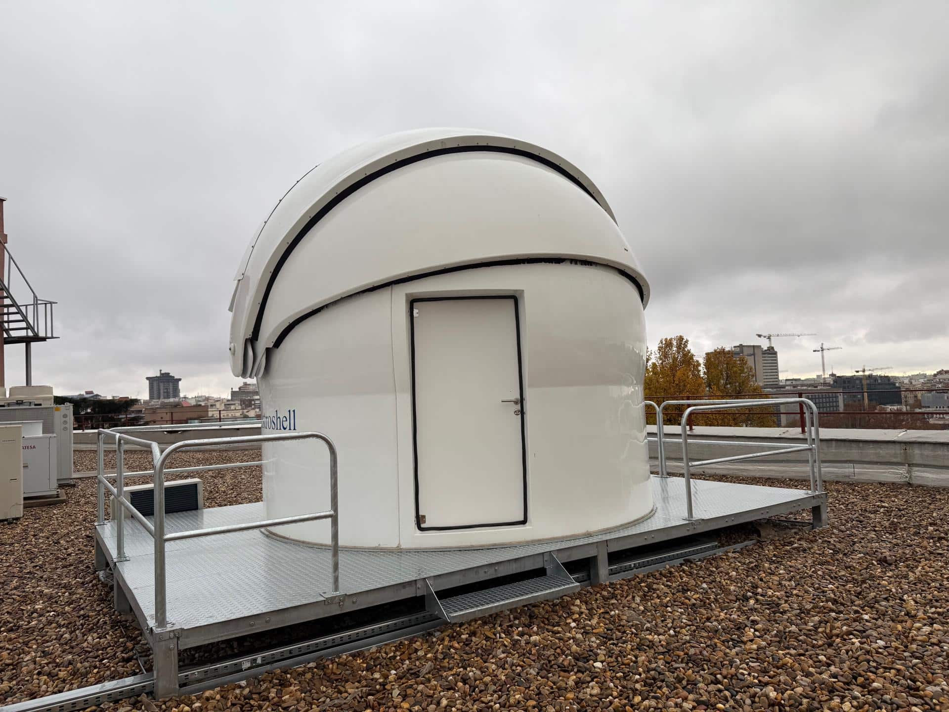 Domo que protege la estación que incluye el telescopio que va a servir para recibir y procesar comunicaciones cuánticas enviadas desde satélites, con el objetivo de crear enlaces de comunicación ultraseguros. EFE/NGG