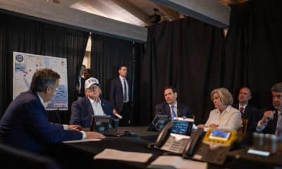 Fotografía tomada de la cuenta oficial en X de la Casa Blanca @WhiteHouse, que muestra al presidente de Estados Unidos, Donald Trump (c), durante una reunión este sábado, en Florida (Estados Unidos). EFE/ @whitehouse /SOLO USO EDITORIAL/ NO VENTAS/ SOLO DISPONIBLE PARA ILUSTRAR LA NOTICIA QUE ACOMPAÑA (CRÉDITO OBLIGATORIO)