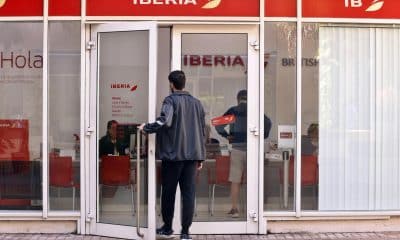 Una persona ingresa a una oficina de la aerolínea Iberia este 9 de febrero de 2026, en La Habana (Cuba). EFE/ Ernesto Mastrascusa