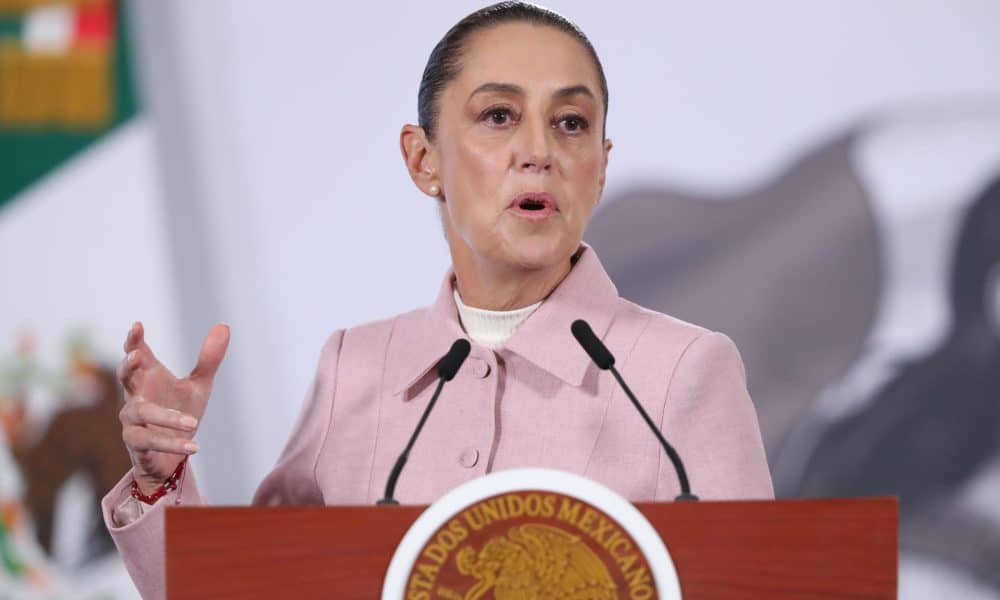 La presidenta de México, Claudia Sheinbaum, habla durante una rueda de prensa este lunes, en el Palacio Nacional en Ciudad de México (México). EFE/Mario Guzmán