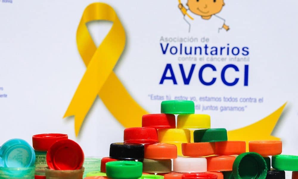 Fotografía donde se muestran tapas plásticas recolectadas como parte de la campaña solidaria ‘Tapatón’, este miércoles en La Paz (Bolivia). EFE/ Gabriel Márquez