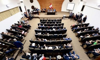 Fotografía cedida por el Congreso de Perú que muestra al presidente del Congreso Fernando Rospigliosi (c) durante una sesión extraordinaria este martes, en Lima (Perú). EFE/ Congreso de Perú