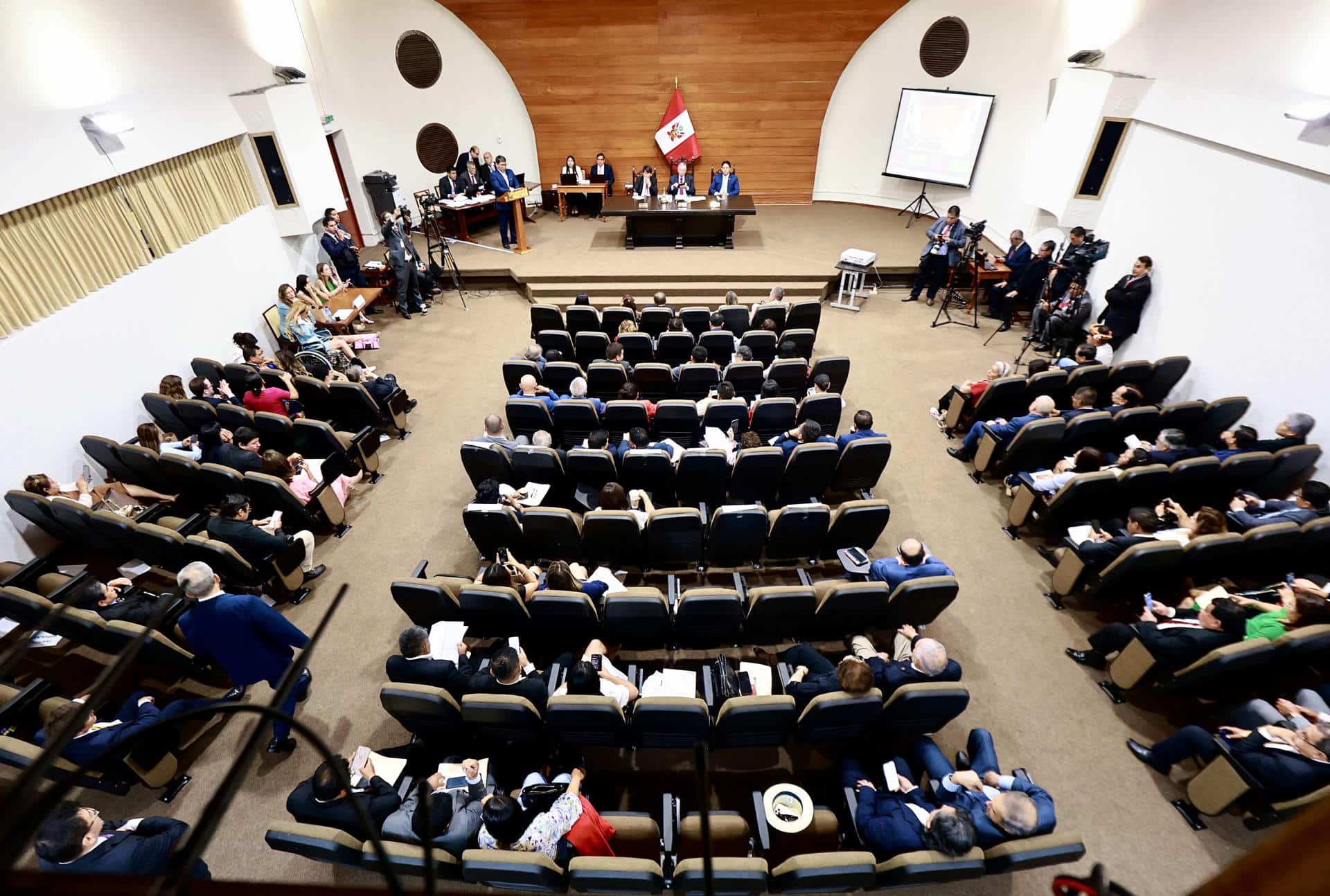 Fotografía cedida por el Congreso de Perú que muestra al presidente del Congreso Fernando Rospigliosi (c) durante una sesión extraordinaria este martes, en Lima (Perú). EFE/ Congreso de Perú