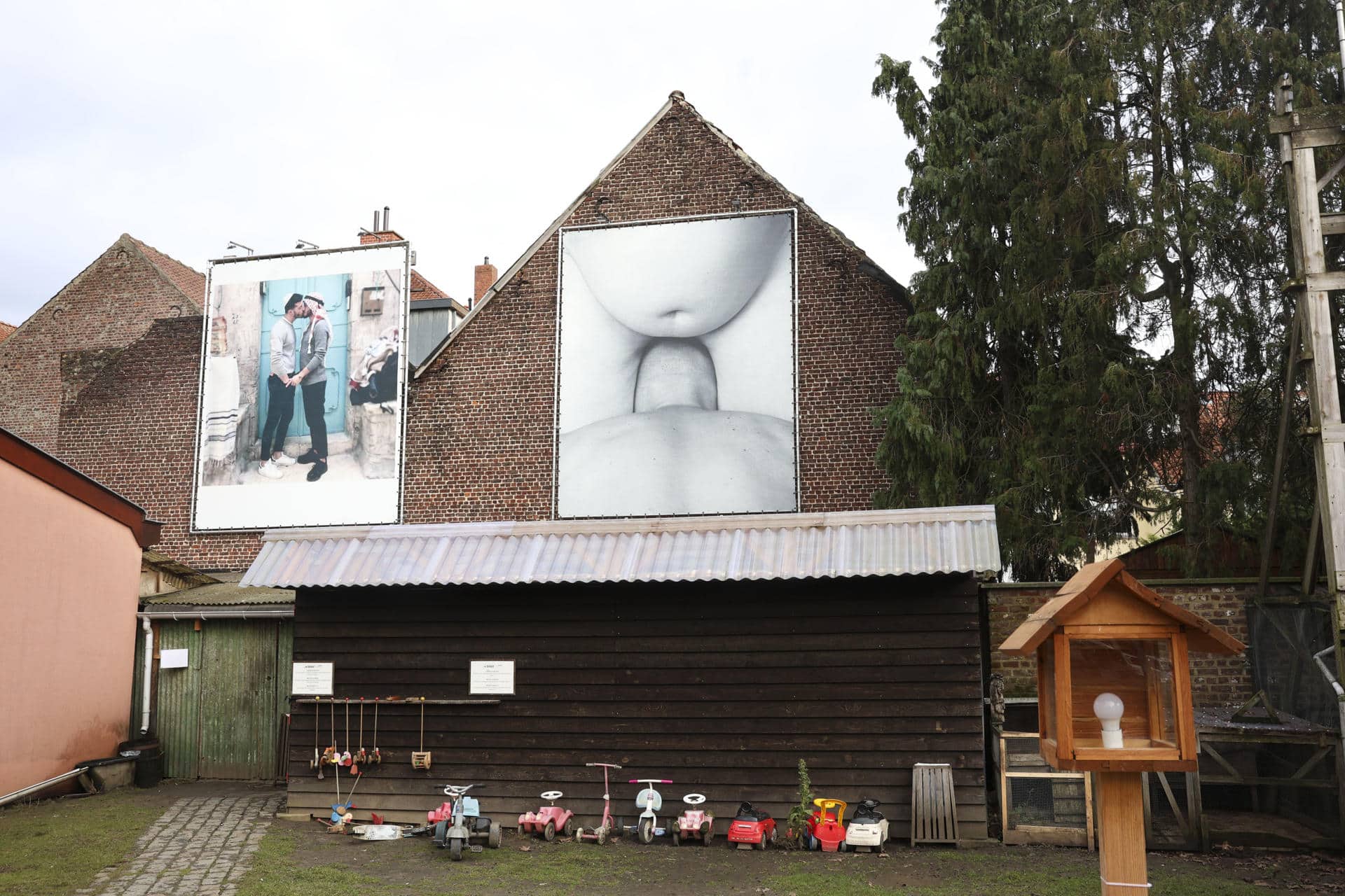 Mural del fotógrafo belga Pierre Radisic en una galería de Jette. EFE/Olatz Castrillo