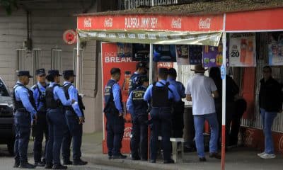 Integrantes de la Policía Nacional de Honduras custodian la zona del asesinato del abogado penalista René Altamirano en San Pedro Sula (Honduras). EFE/José Valle