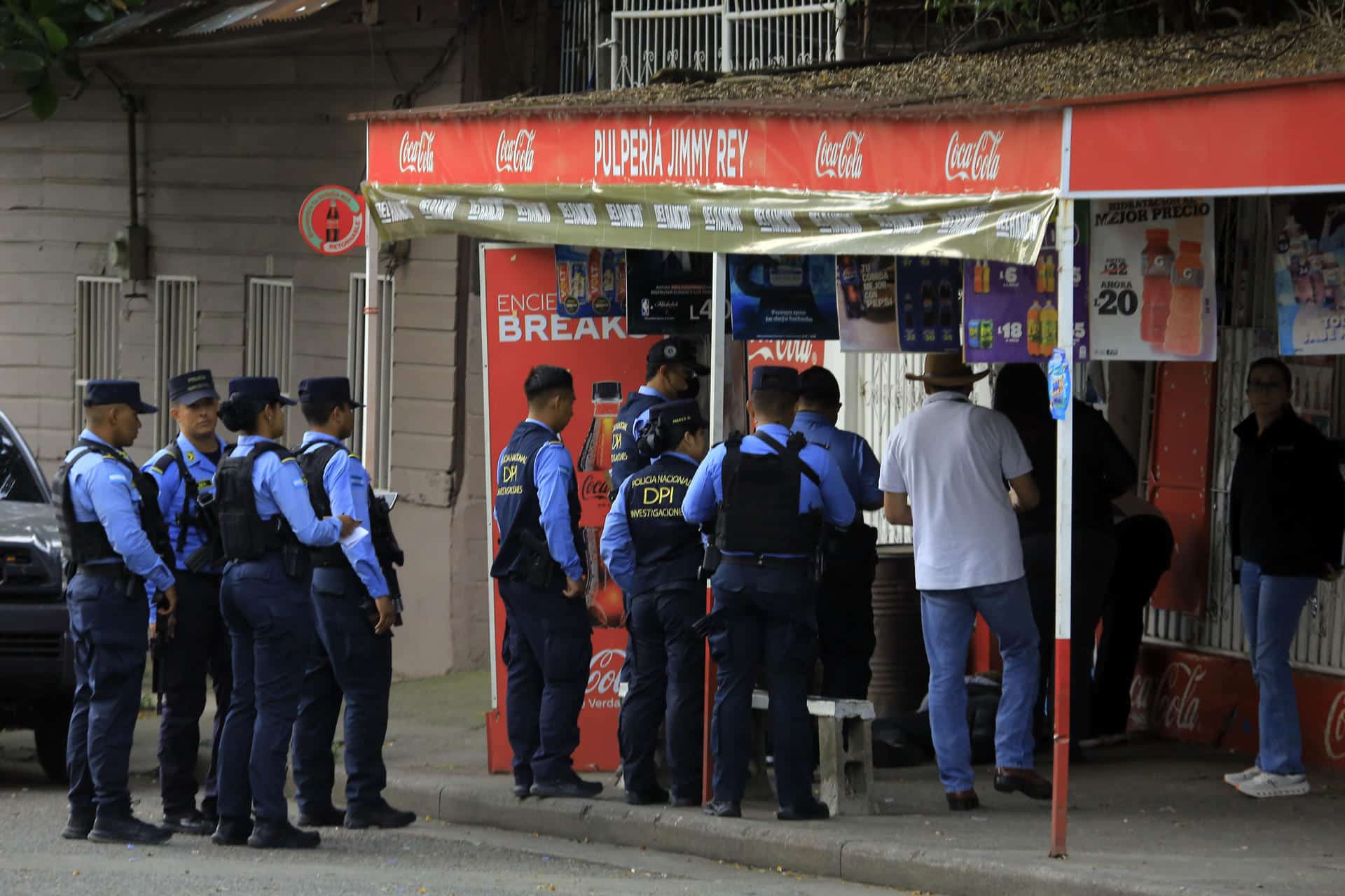 Integrantes de la Policía Nacional de Honduras custodian la zona del asesinato del abogado penalista René Altamirano en San Pedro Sula (Honduras). EFE/José Valle