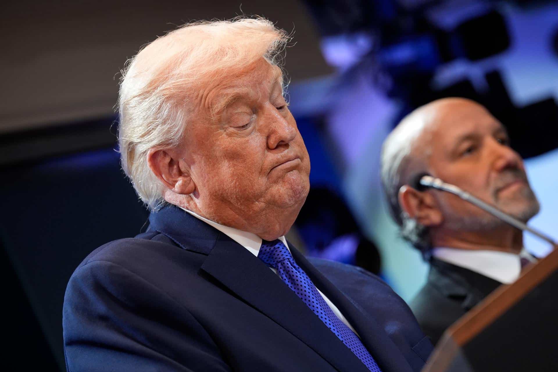 Washington (Estados Unidos), 20/02/2026.- El presidente de Estados Unidos, Donald J. Trump, junto con el secretario de Comercio, Howard Lutnick, se pronuncia, en una rueda de prensa en la sala de prensa de la Casa Blanca, sobre la decisión de la Corte Suprema de anular la mayoría de sus aranceles. EFE/EPA/YURI GRIPAS / POOL