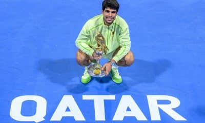 El tenista español Carlos Alcaraz con el trofeo tras ganar la final al francés Arthur Fils en Qatar. EFE/EPA/NOUSHAD THEKKAYIL