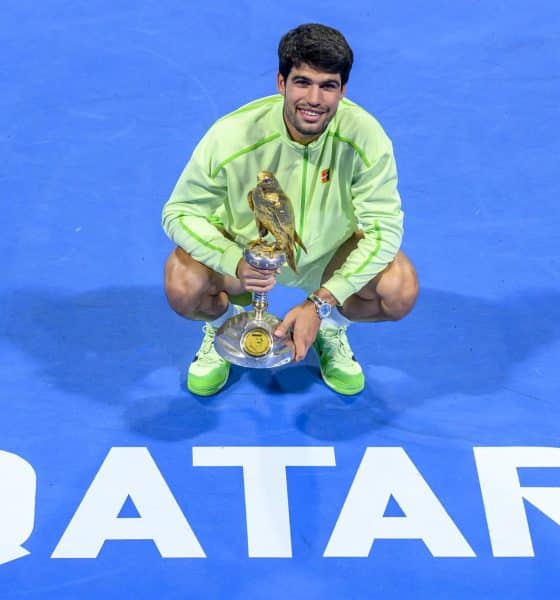 El tenista español Carlos Alcaraz con el trofeo tras ganar la final al francés Arthur Fils en Qatar. EFE/EPA/NOUSHAD THEKKAYIL