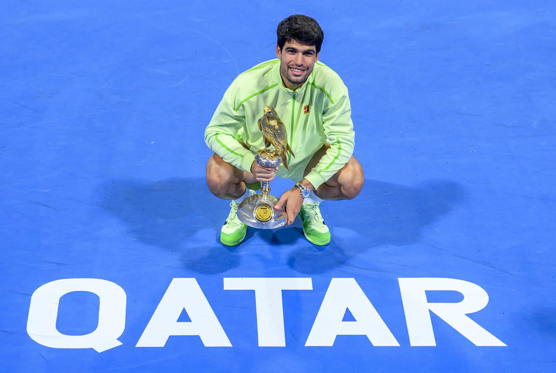 El tenista español Carlos Alcaraz con el trofeo tras ganar la final al francés Arthur Fils en Qatar. EFE/EPA/NOUSHAD THEKKAYIL