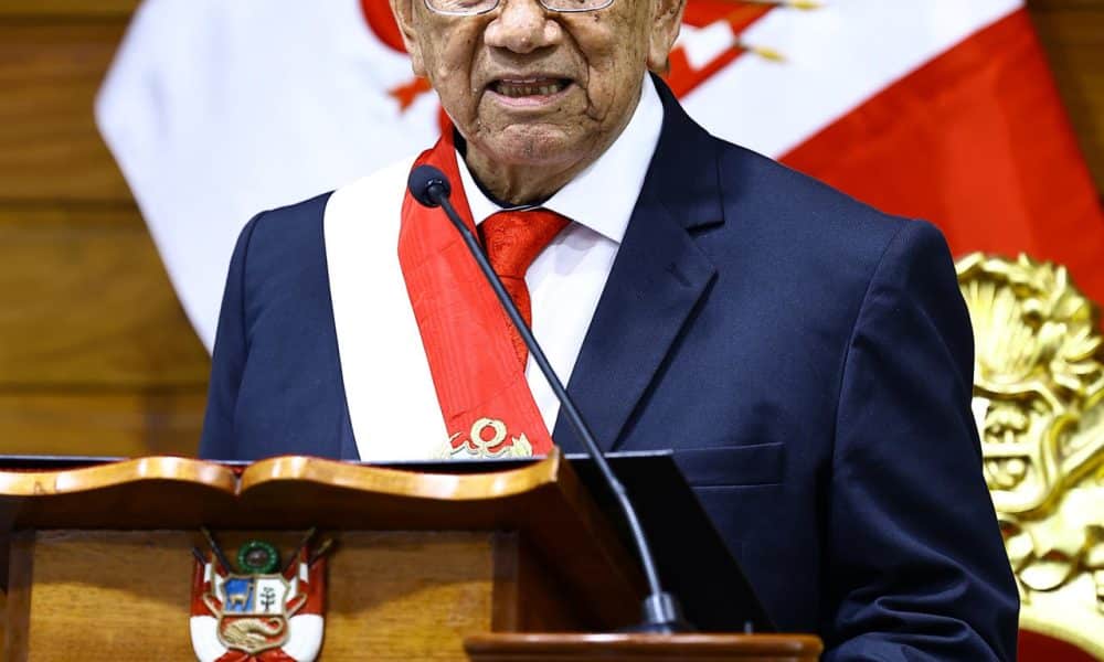 Fotografía cedida por el Congreso de Perú donde se ve a José María Balcázar pronunciando un discurso tras ser elegido presidente interino de Perú este miércoles, en Lima (Perú). EFE/ Congreso de Perú