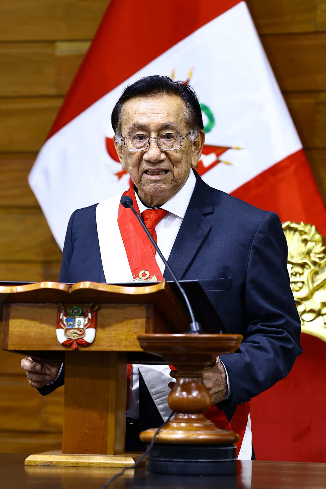 Fotografía cedida por el Congreso de Perú donde se ve a José María Balcázar pronunciando un discurso tras ser elegido presidente interino de Perú este miércoles, en Lima (Perú). EFE/ Congreso de Perú