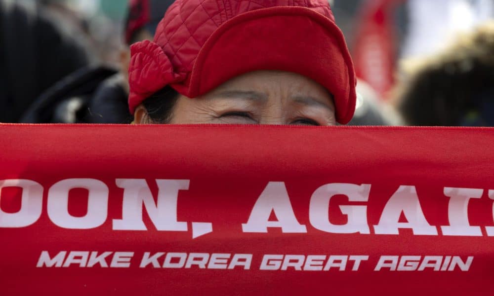 SEÚL (Corea del Sur), 16/01/2026.- Un partidario del expresidente surcoreano destituido, Yoon Suk-yeol, participa en una manifestación frente al Tribunal del Distrito Central de Seúl. Yoon recibió el 16 de enero su primera condena penal importante desde su destitución, al ser condenado a cinco años de prisión por la mencioanda corte. que lo declaró culpable de obstrucción a la justicia por su participación en el uso del Servicio de Seguridad Presidencial para impedir que los investigadores ejecutaran una orden de arresto en su residencia en enero de 2025. EFE/EPA/JEON HEON-KYUN