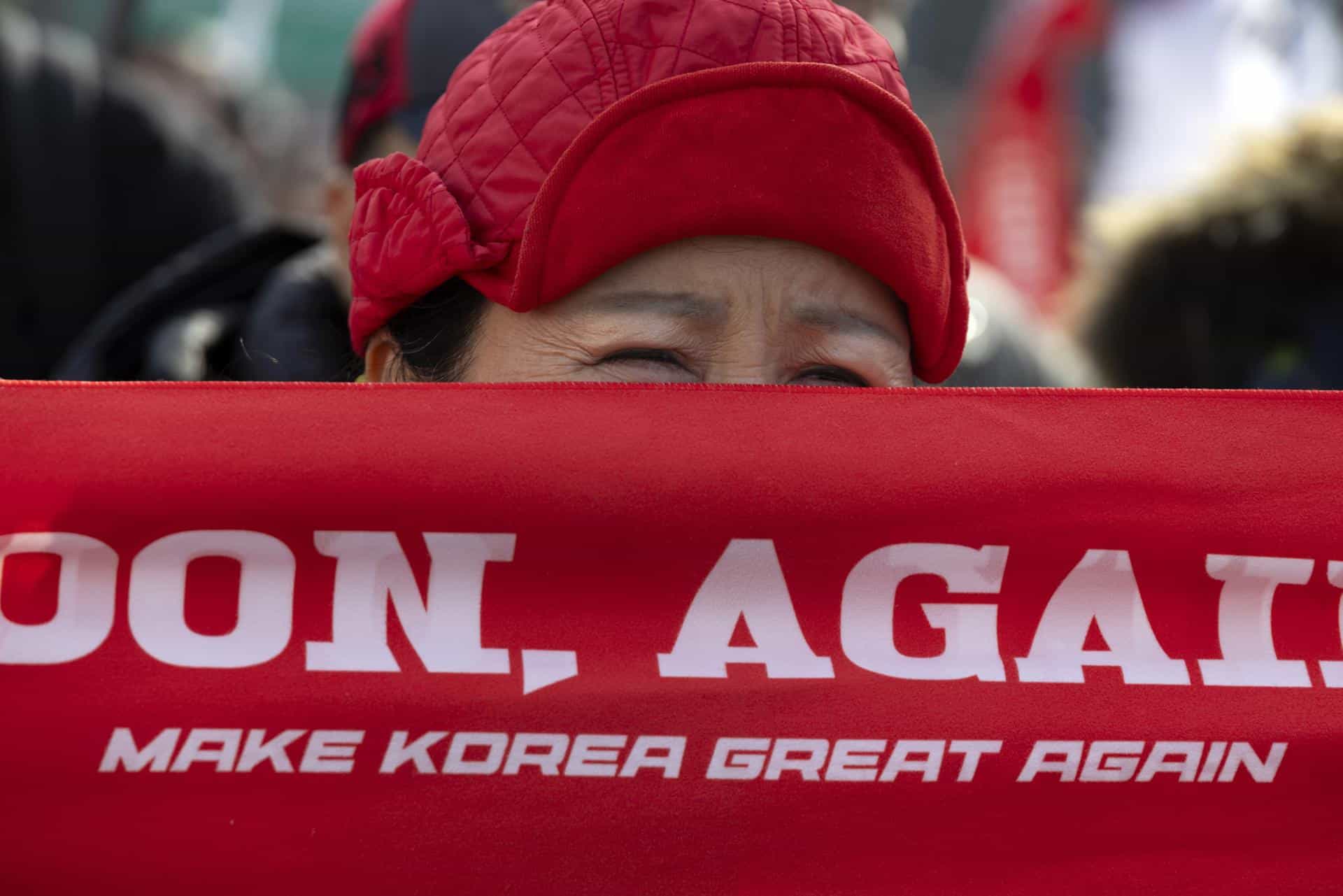 SEÚL (Corea del Sur), 16/01/2026.- Un partidario del expresidente surcoreano destituido, Yoon Suk-yeol, participa en una manifestación frente al Tribunal del Distrito Central de Seúl. Yoon recibió el 16 de enero su primera condena penal importante desde su destitución, al ser condenado a cinco años de prisión por la mencioanda corte. que lo declaró culpable de obstrucción a la justicia por su participación en el uso del Servicio de Seguridad Presidencial para impedir que los investigadores ejecutaran una orden de arresto en su residencia en enero de 2025. EFE/EPA/JEON HEON-KYUN