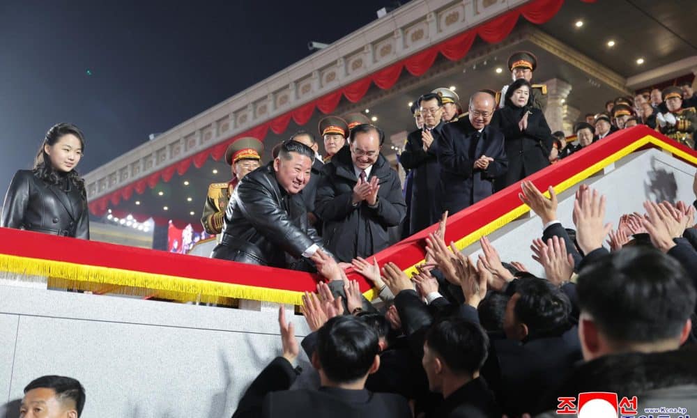 Piongyang (Corea del Norte), 26/02/2026.- Una foto publicada por la Agencia Central de Noticias de Corea del Norte (KCNA) muestra al líder norcoreano Kim Jong Un (2-i) extendiendo la mano mientras su hija Kim Ju Ae (i) observa durante un desfile militar para celebrar el noveno congreso del gobernante Partido de los Trabajadores en la Plaza Kim Il Sung de Piongyang. EFE/EPA/KCNA EDITORIAL USE ONLY