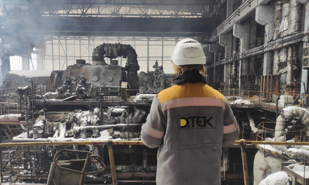 Empleados de una central térmica propiedad de DTEK en Ucrania, junto a las secciones dañadas por ataques con drones y misiles rusos. Los trabajadores desafían el frío y el riesgo de ataques rusos para restaurar el suministro eléctrico mientras millones de hogares sufren apagones prolongados debido a los ataques rusos al sistema energético en medio del invierno.-EFE/ Rostyslav Averchuk