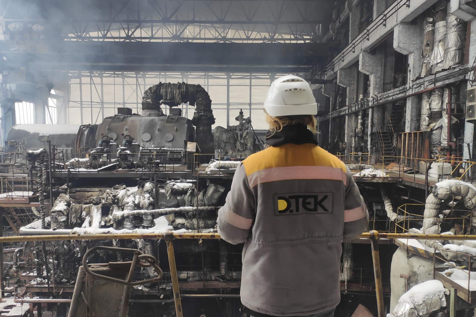 Empleados de una central térmica propiedad de DTEK en Ucrania, junto a las secciones dañadas por ataques con drones y misiles rusos. Los trabajadores desafían el frío y el riesgo de ataques rusos para restaurar el suministro eléctrico mientras millones de hogares sufren apagones prolongados debido a los ataques rusos al sistema energético en medio del invierno.-EFE/ Rostyslav Averchuk
