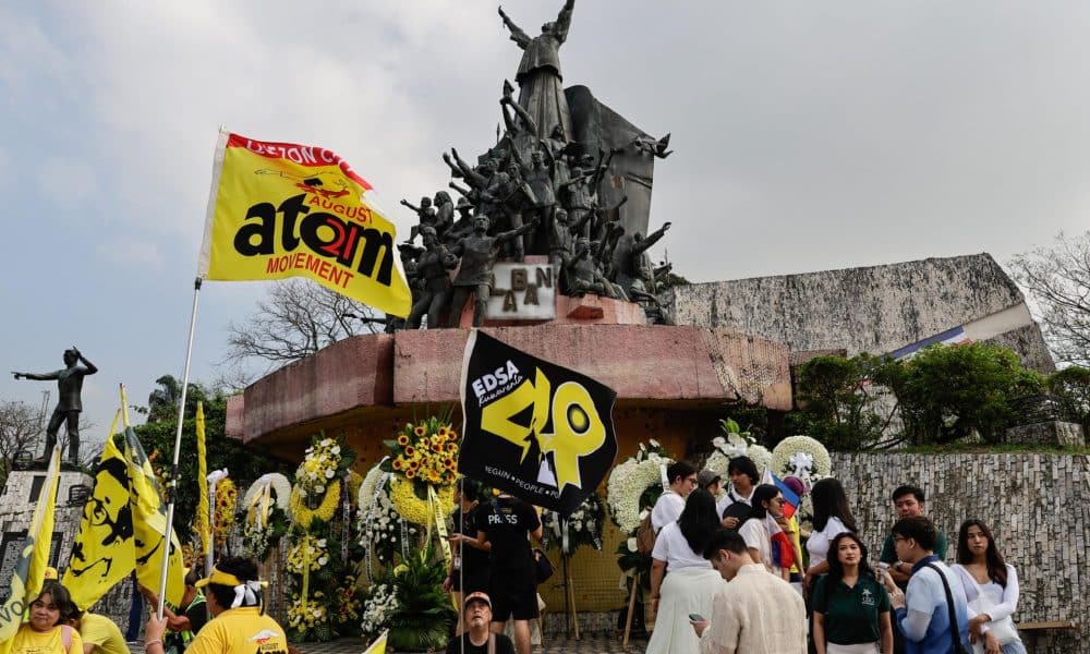 QUEZON CITY (Filipinas), 25/02/2026.- Un participante sostiene una bandera con la leyenda "EDSA 40", en una ceremonia que conmemora el 40 aniversario de la Revolución del Poder Popular de EDSA, levantamiento ciudadano pacífico que derrocó al expresidente filipino Ferdinand Marcos, en Ciudad Quezón, Metro Manila, Filipinas. EFE/EPA/ROLEX DELA PENA