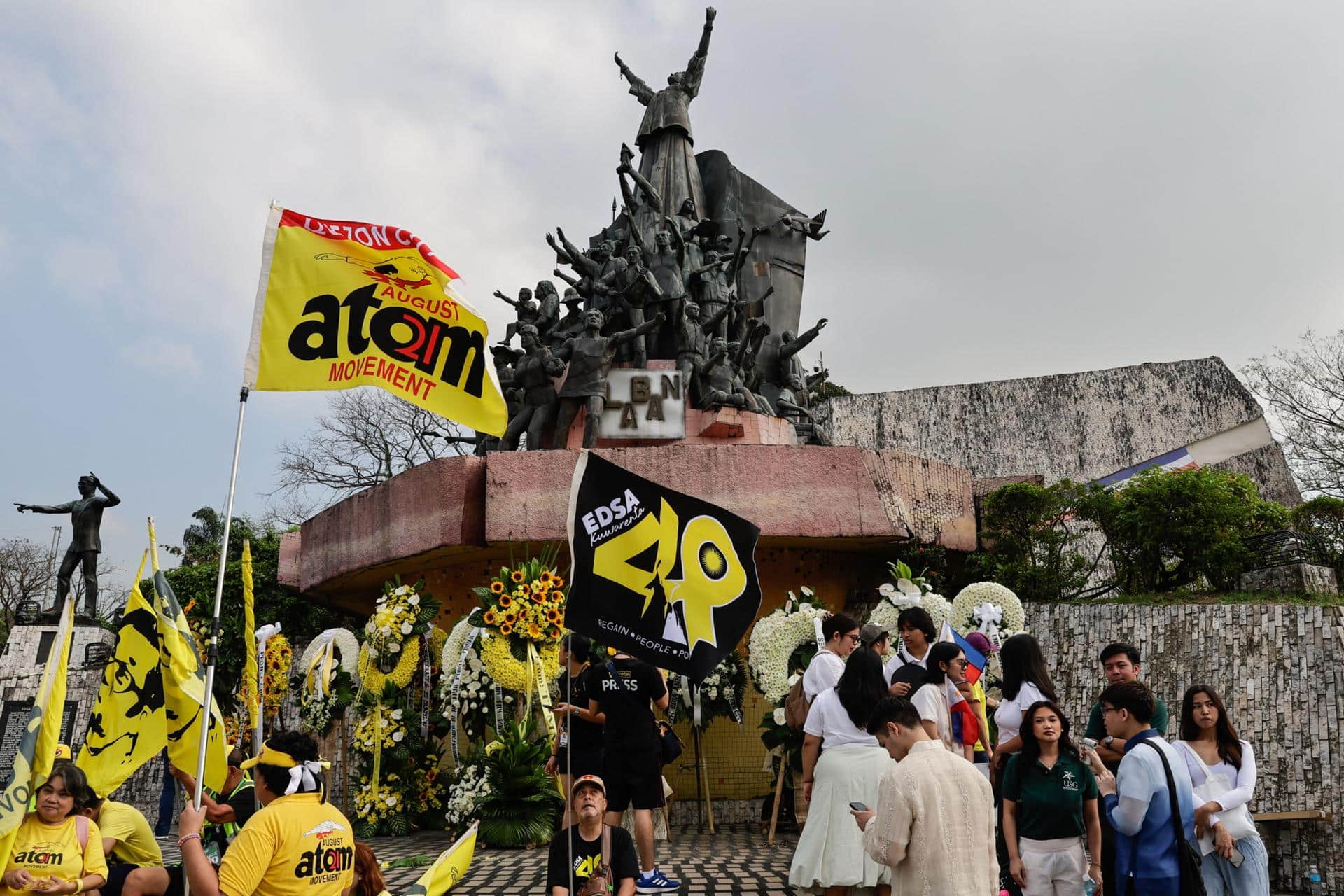 QUEZON CITY (Filipinas), 25/02/2026.- Un participante sostiene una bandera con la leyenda "EDSA 40", en una ceremonia que conmemora el 40 aniversario de la Revolución del Poder Popular de EDSA, levantamiento ciudadano pacífico que derrocó al expresidente filipino Ferdinand Marcos, en Ciudad Quezón, Metro Manila, Filipinas. EFE/EPA/ROLEX DELA PENA