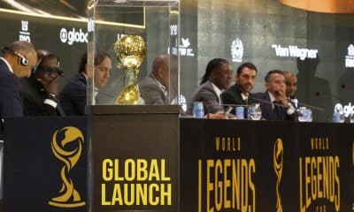 El trofeo del primer Mundial de Leyendas del fútbol es exhibido este lunes en Río de Janeiro por los organizadores del torneo. EFE/ Antonio Lacerda