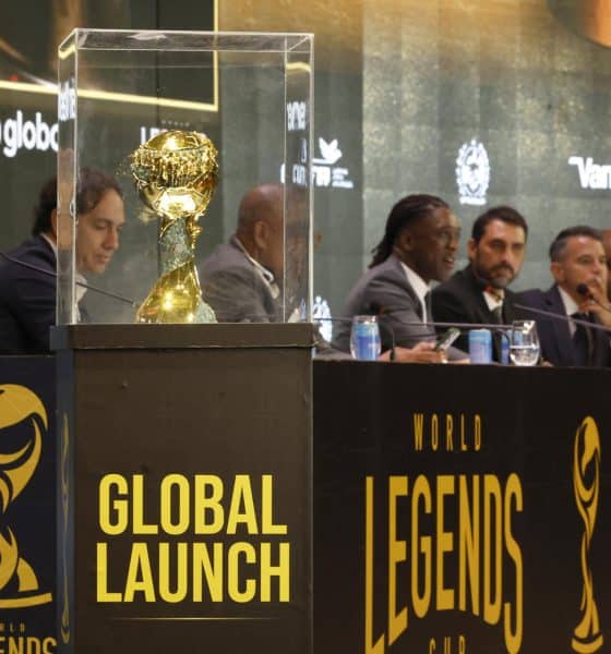 El trofeo del primer Mundial de Leyendas del fútbol es exhibido este lunes en Río de Janeiro por los organizadores del torneo. EFE/ Antonio Lacerda
