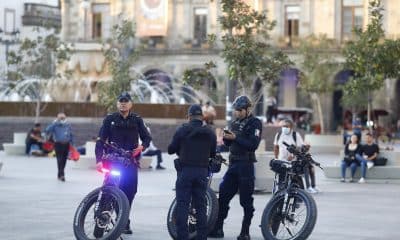 Policías patrullan calles del centro histórico este miércoles, en Guadalajara, Jalisco (México). EFE/ Francisco Guasco