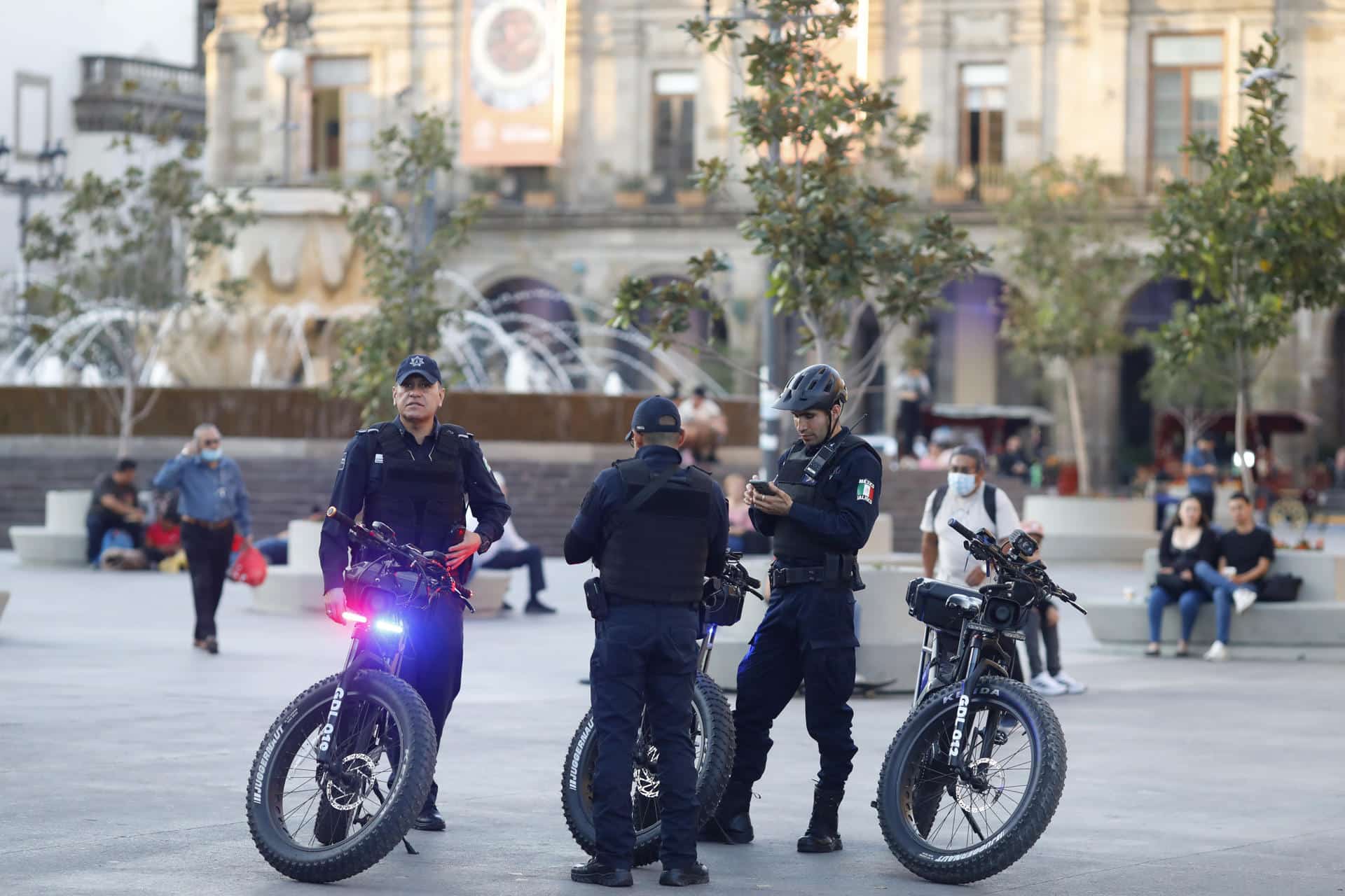 Policías patrullan calles del centro histórico este miércoles, en Guadalajara, Jalisco (México). EFE/ Francisco Guasco