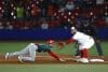 Connor Hollis (i), de los Charros mexicanos, se barre a segunda base ante Erasmo Caballero (d) de los Federales panameños este lunes, durante un juego de la segunda jornada de la Serie del Caribe en el Estadio Panamericano en Guadalajara. EFE/ Francisco Guasco