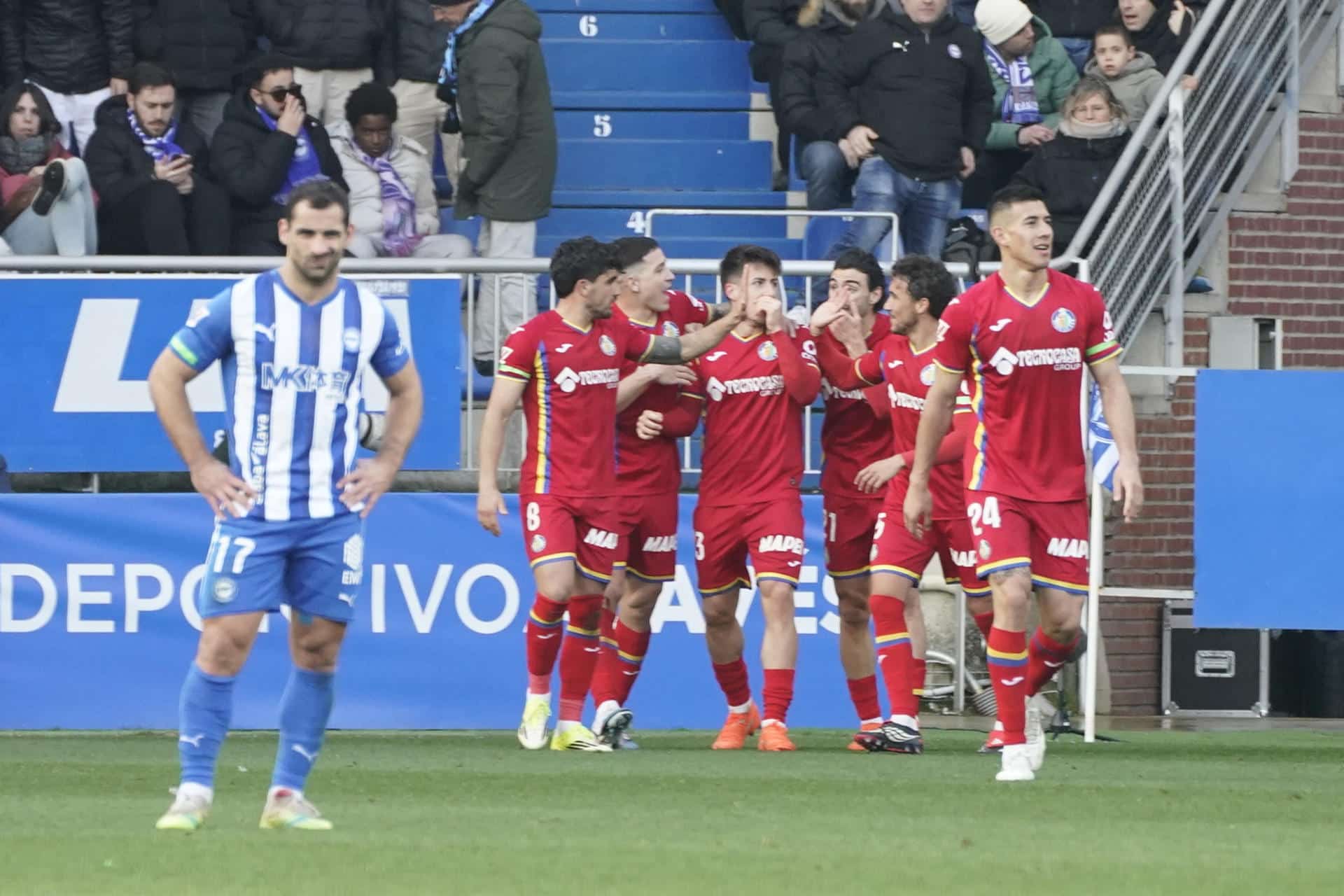 Los jugadores del Getafe celebran el 0-2 ante el Alavés, durante su partido de LaLiga EA Sports disputado este domingo en el estadio de Mendizorroza, en Vitoria. EFE/ L. Rico