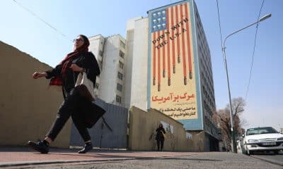 Una mujer pasa ante un mural contra EE.UU en un edificio de Teherán este 23 de febrero. EFE/EPA/ABEDIN TAHERKENAREH