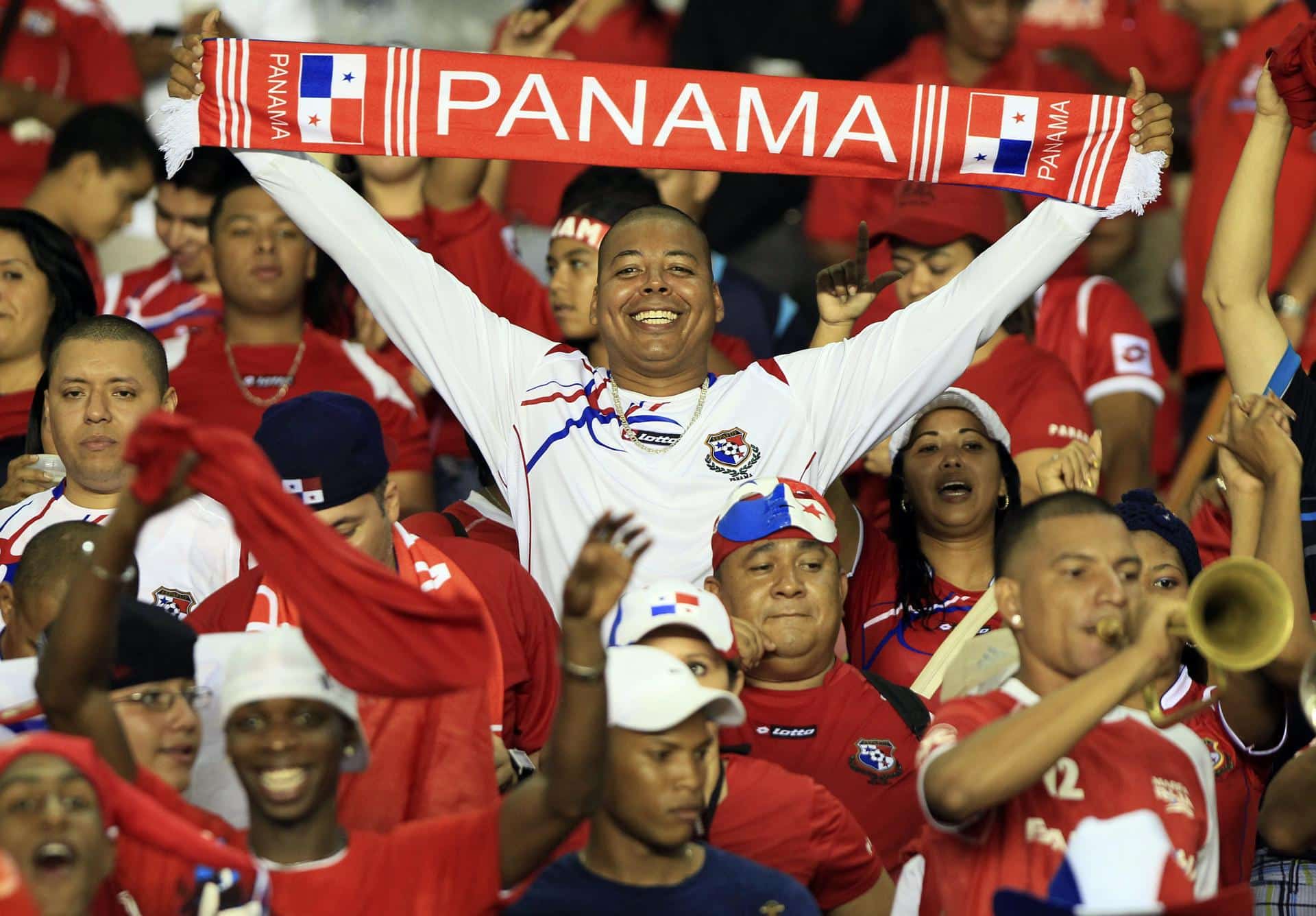 Los seguidores de la selección de Panamá se encuentran ante del dilema de acompañar a la selección en el Mundial con un coste económico que oscila entre 3.660 y 6.500 dólares, según cálculos de agencias locales de turismo. EFE/ALEJANDRO BOLÍVAR