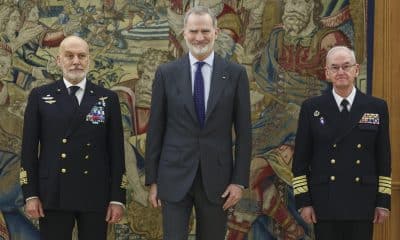 El rey Felipe VI posa junto al almirante Giuseppe Cavo Dragone (i), presidente del comité militar de la OTAN, durante la recepción celebrada este miércoles en el Palacio de la Zarzuela, en Madrid. EFE/ Kiko Huesca