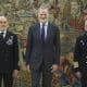 El rey Felipe VI posa junto al almirante Giuseppe Cavo Dragone (i), presidente del comité militar de la OTAN, durante la recepción celebrada este miércoles en el Palacio de la Zarzuela, en Madrid. EFE/ Kiko Huesca
