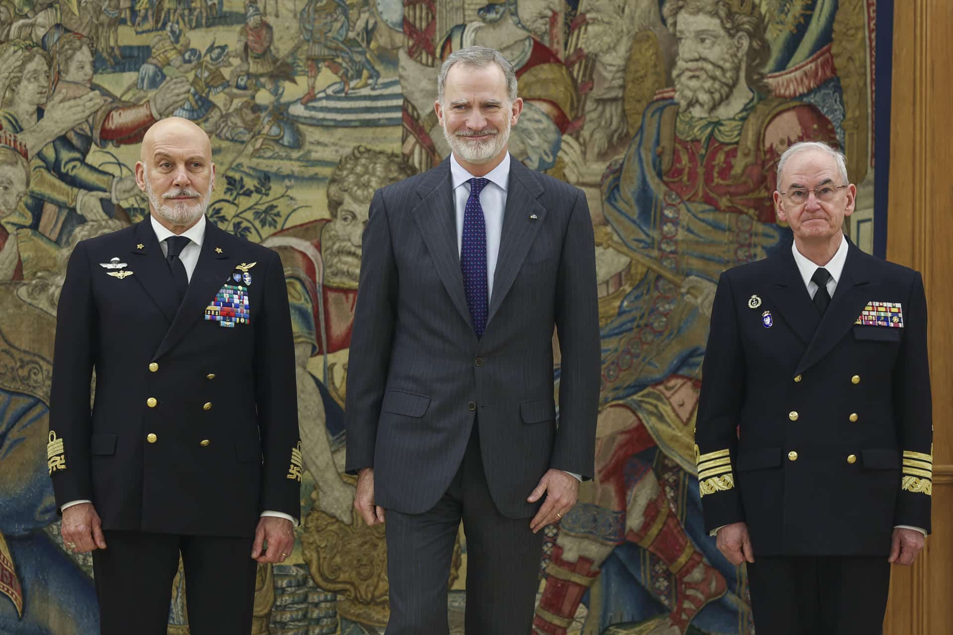 El rey Felipe VI posa junto al almirante Giuseppe Cavo Dragone (i), presidente del comité militar de la OTAN, durante la recepción celebrada este miércoles en el Palacio de la Zarzuela, en Madrid. EFE/ Kiko Huesca