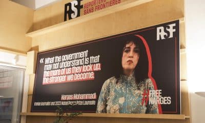 Un cartel muestra el retrato de la periodista iraní y premio nobel de la paz Narges Mohammadi en la sede de Reporteros sin Fronteras en París, Francia, en una imagen de archivo. EFE/EPA/TERESA SUAREZ